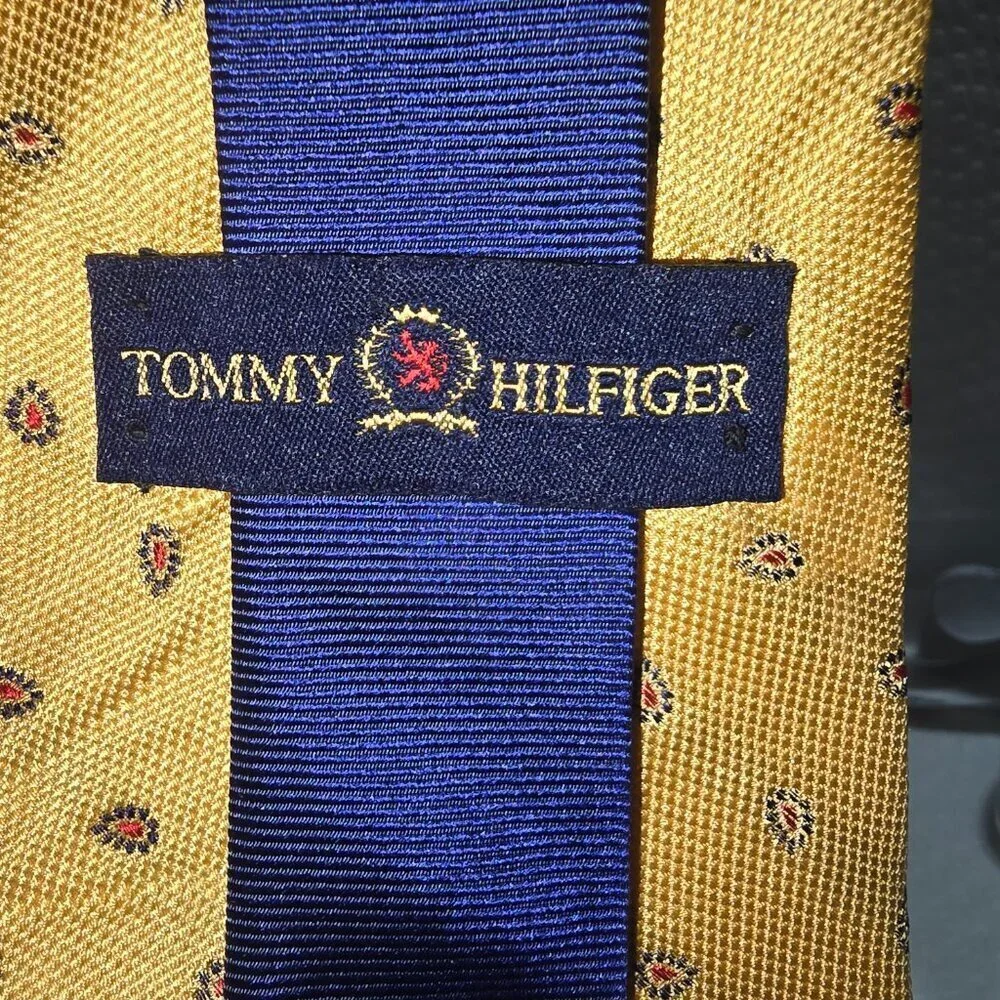 TOMMY HILFIGER YELLOW TIE WITH RED TEARDROP DESIGN IMPORTED SILK FABRIC MENS